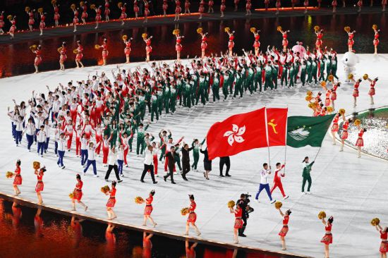 11月9日，第十五届全国运动会开幕式在广东奥林匹克体育中心举行。广东省体育代表团、香港特别行政区体育代表团、澳门特别行政区体育代表团在入场仪式上共同入场。新华社记者 胡虎虎 摄