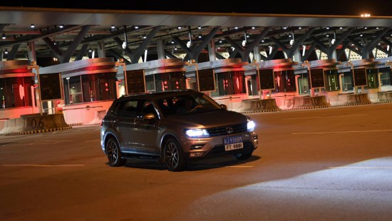 12月23日，来自广东的私家车通过港珠澳大桥香港口岸。新华社记者 陈铎摄