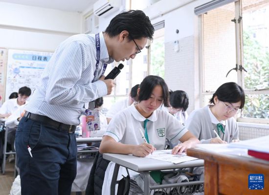 　　11月6日，香港培侨中学历史教师穆家骏在上课。新华社记者 陈铎 摄