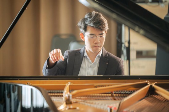 　　7月25日，沈靖韬在香港演艺学院的琴房里弹奏钢琴。新华社记者 朱炜 摄