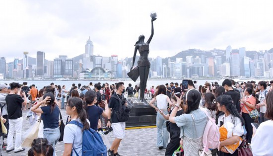 　　10月5日，游客在香港尖沙咀星光大道游览。新华社记者 陈铎 摄