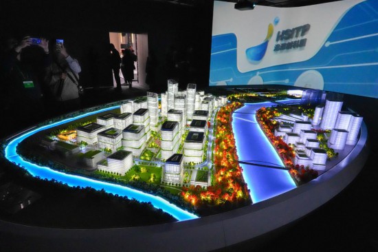 　　12月22日，媒体记者在河套深港科技创新合作区香港园区开园典礼后拍摄沙盘。新华社记者 朱炜 摄