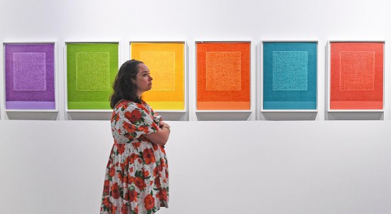 　　3月28日，观众在2025年巴塞尔艺术展香港展会参观。新华社记者 陈铎 摄