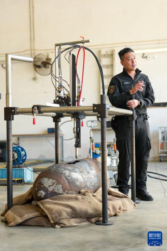 香港警务处爆炸品处理课炸弹处理主任张立得向记者介绍在鲗鱼涌附近拆除二战遗留美军空投炸弹情况（2025年11月6日摄）。新华社记者 朱炜 摄