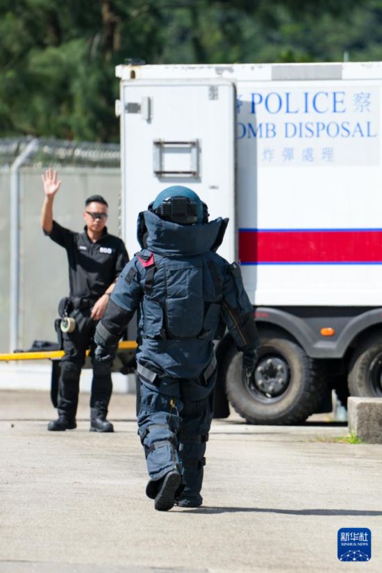 香港警务处爆炸品处理课队员查看完机器人排爆现场后离开（2025年11月6日摄）。新华社记者 朱炜 摄