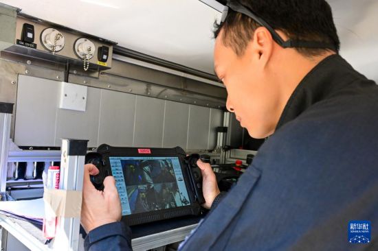 香港警务处爆炸品处理课队员操作排爆机器人进行排爆训练（2025年11月6日摄）。新华社记者 朱炜 摄