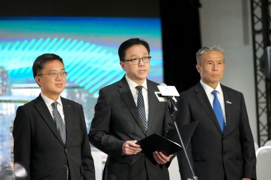 2025年12月22日，香港特区政府创新科技及工业局局长孙东（中）在开园典礼后接受媒体采访。新华社记者 朱炜 摄