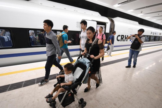 2018年9月23日，G5711次高铁列车乘客抵达香港西九龙站。新华社记者 毛思倩 摄