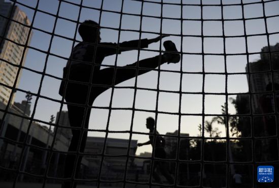 在香港新蒲岗彩虹道150号的露天游乐场，香港一支中学手球队的学生球员在训练中（2025年12月17日摄）。新华社发（王申摄）