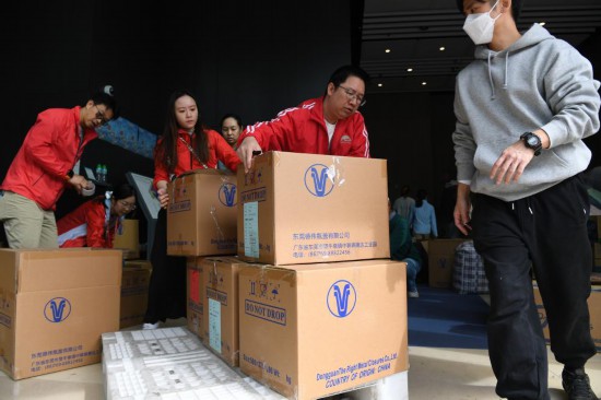 2025年11月27日，在香港大埔东昌街社区，工作人员搬运市民捐赠的物资。新华社记者 陈铎 摄