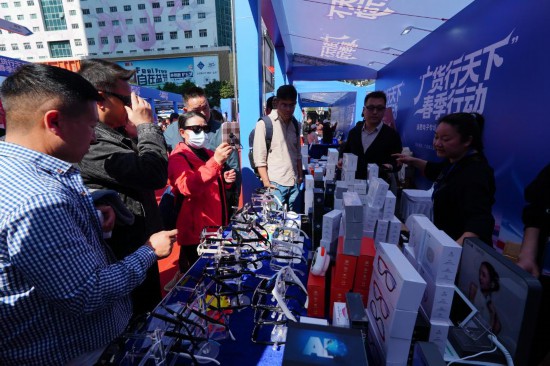 在“广货行天下”春季行动消费电子专场促销活动现场，游客正参观采购AI眼镜。新华社记者 王丰 摄