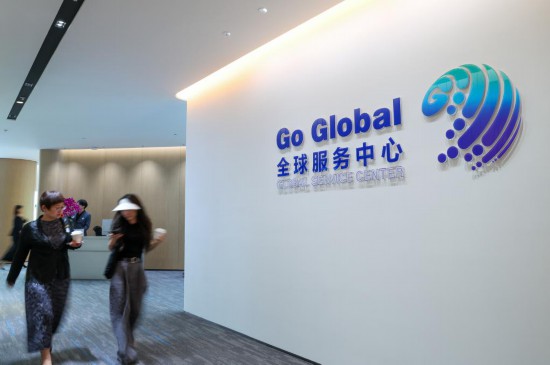 2025年4月29日，来访者走在位于深圳市南山区的全球服务中心内。新华社记者 毛思倩 摄