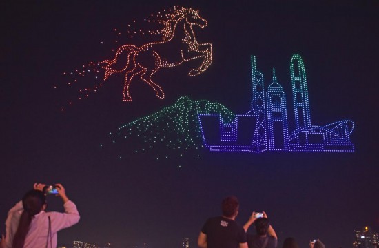 　　2月14日，人们在香港湾仔海滨观看、拍摄无人机表演。新华社记者 陈铎 摄
