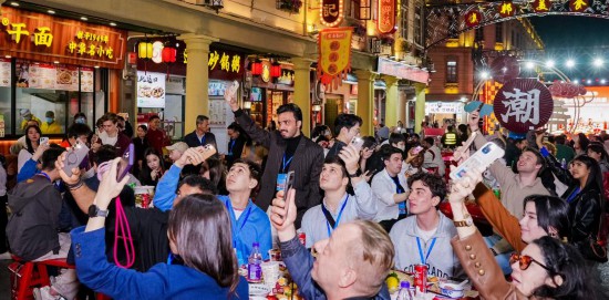 　　1月16日，“广东年味 世界共享”——请到广东过大年新春活动在汕头镇邦美食街启幕，30个国家和地区的百余名外籍达人齐聚。新华社发