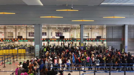 　　2月1日，旅行团经港珠澳大桥珠海公路口岸出境前往澳门。新华社发