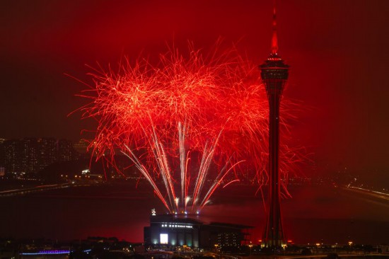 这是2月23日拍摄的烟花汇演。新华社发（张金加 摄）