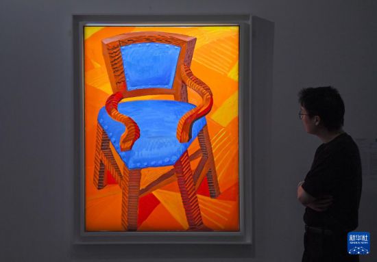 3月24日，一名男士在佳士得香港2026春季拍卖预展上观赏大卫·霍克尼的作品《椅子》。新华社记者陈铎摄