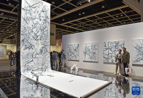 3月25日，人们在2026年巴塞尔艺术展香港展会预展上参观。新华社记者 陈铎 摄