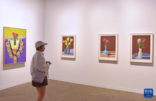 3月25日，一名女士在2026年巴塞尔艺术展香港展会预展上参观。新华社记者 陈铎 摄