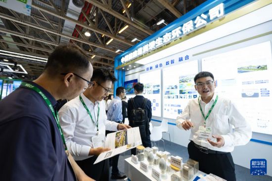 3月26日，与会者在澳门国际环保合作发展论坛及展览上。新华社发（张金加摄）