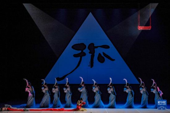 3月27日，中国歌剧舞剧院经典原创民族舞剧《赵氏孤儿》亮相香港西九文化区戏曲中心大剧院。新华社发