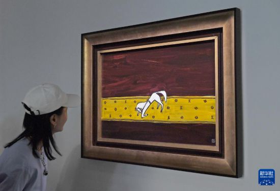 3月24日，一名女士在佳士得香港2026春季拍卖预展上观赏常玉的作品《毯上的曲腿马》。新华社记者 陈铎 摄