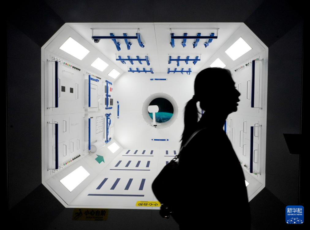 7月31日，媒体记者在观看展品。新华社发（吕小炜 摄）