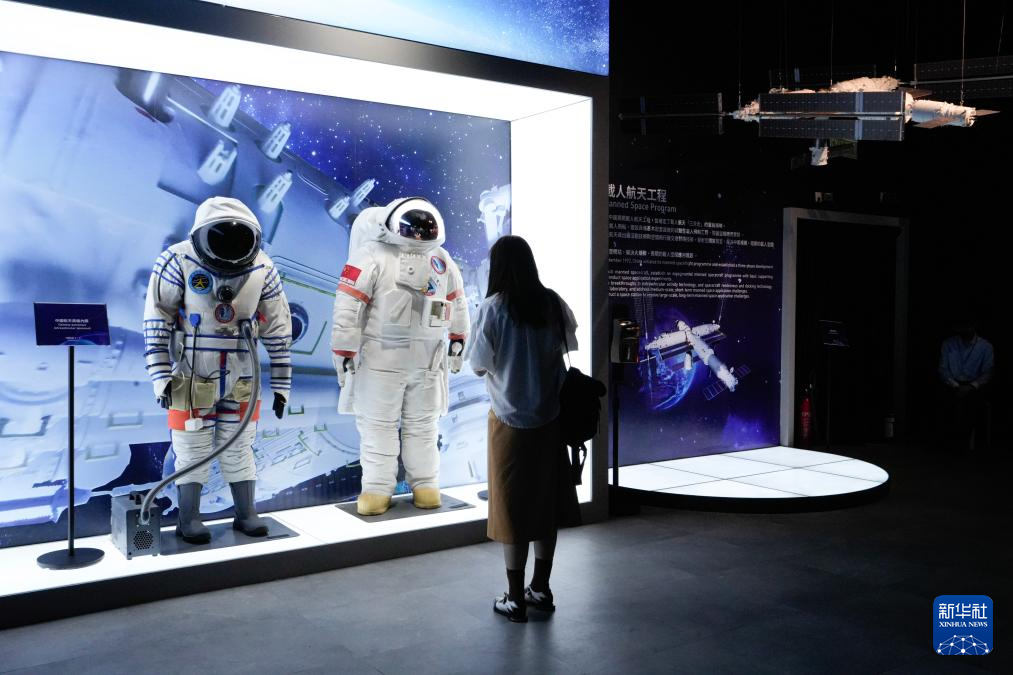 7月31日，媒体记者在观看展品。新华社发（吕小炜 摄）