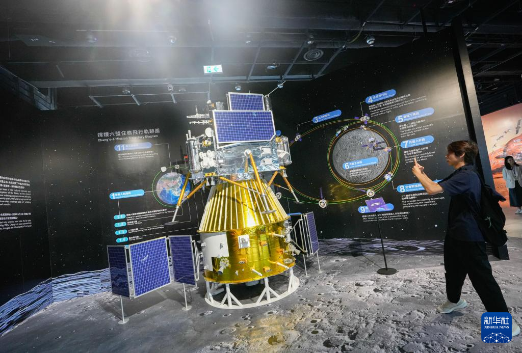 7月31日，媒体记者在拍摄展品。当日，由国家航天局与香港特别行政区政府联合主办的“无尽探索：中国的航天、航空及航海”展览在香港科学馆开幕。新华社发（吕小炜 摄）