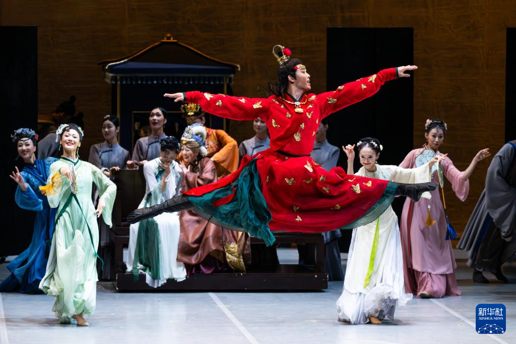这是8月8日在香港文化中心拍摄的民族舞剧《红楼梦》。新华社记者 朱炜 摄