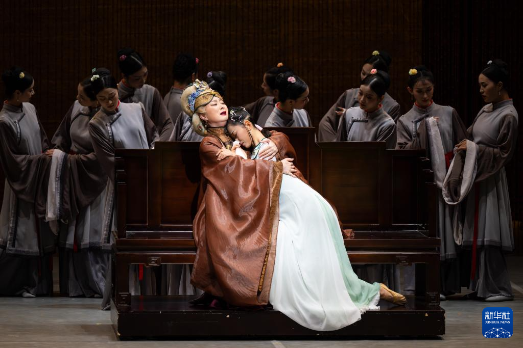 这是8月8日在香港文化中心拍摄的民族舞剧《红楼梦》。新华社记者 朱炜 摄