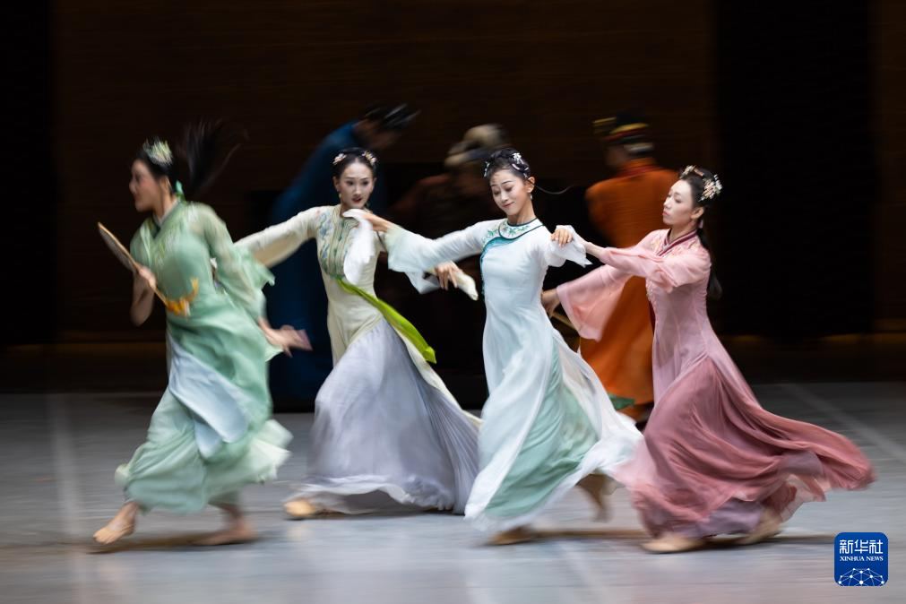 这是8月8日在香港文化中心拍摄的民族舞剧《红楼梦》。新华社记者 朱炜 摄