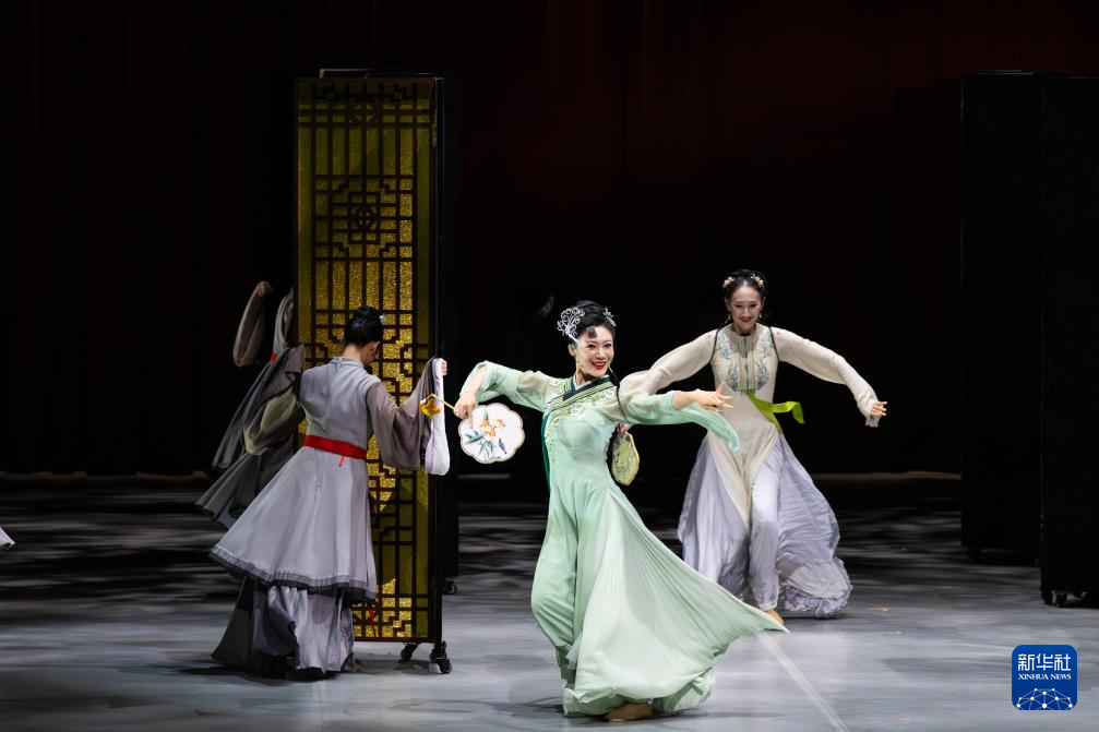 这是8月8日在香港文化中心拍摄的民族舞剧《红楼梦》。新华社记者 朱炜 摄