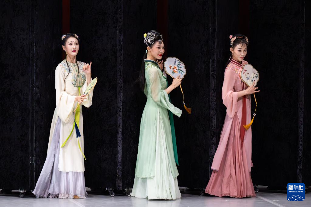 这是8月8日在香港文化中心拍摄的民族舞剧《红楼梦》。新华社记者 朱炜 摄