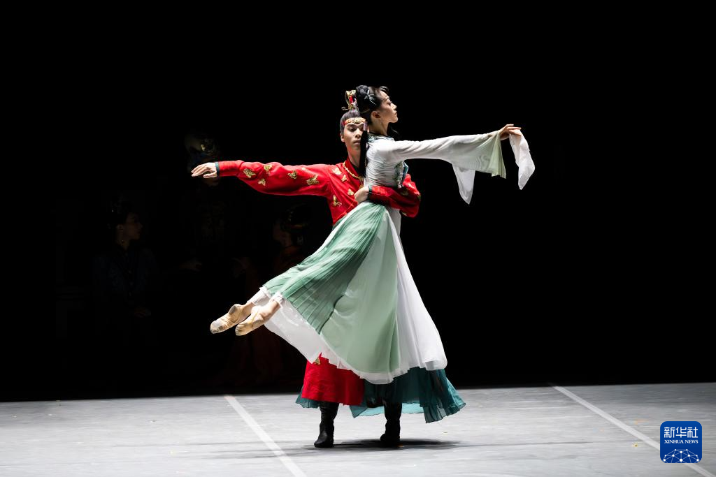 这是8月8日在香港文化中心拍摄的民族舞剧《红楼梦》。新华社记者 朱炜 摄