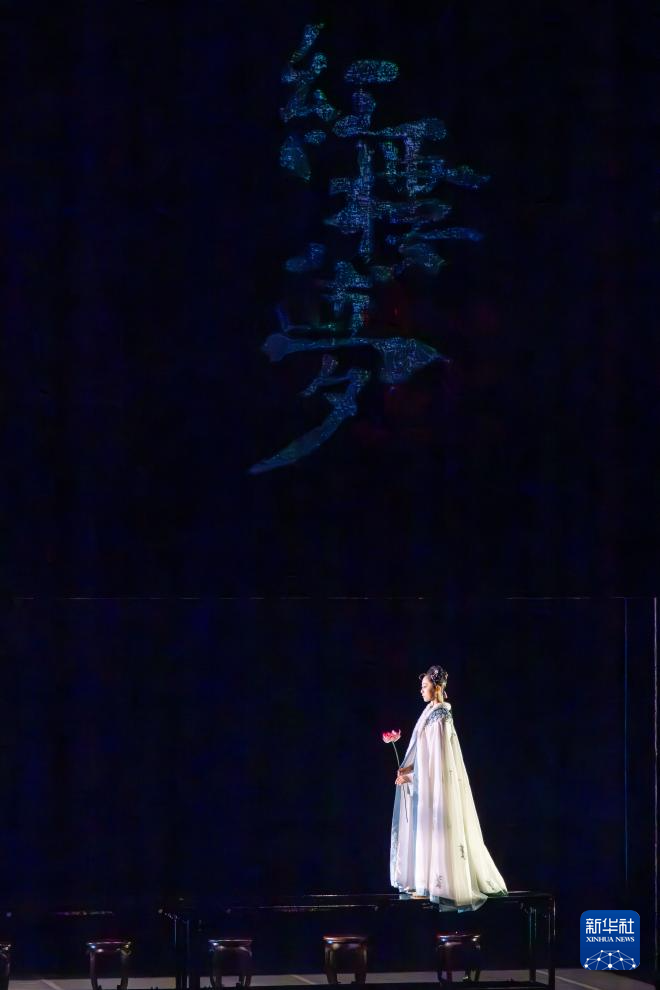 这是8月8日民族舞剧《红楼梦》正式演出开始前的暖场表演。新华社记者 朱炜 摄