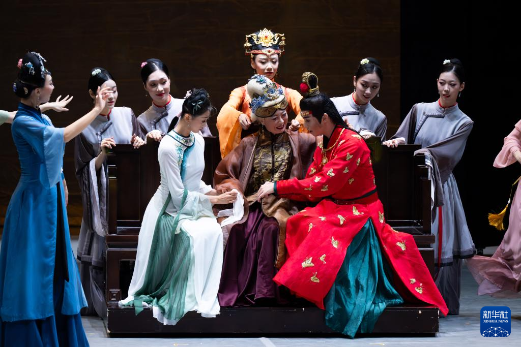 这是8月8日在香港文化中心拍摄的民族舞剧《红楼梦》。新华社记者 朱炜 摄