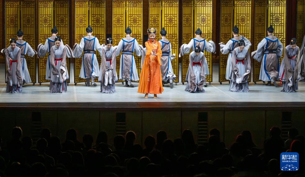 这是8月8日在香港文化中心拍摄的民族舞剧《红楼梦》。新华社记者 朱炜 摄