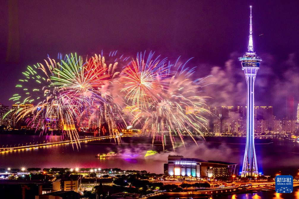 这是9月6日晚拍摄的烟花汇演。新华社发