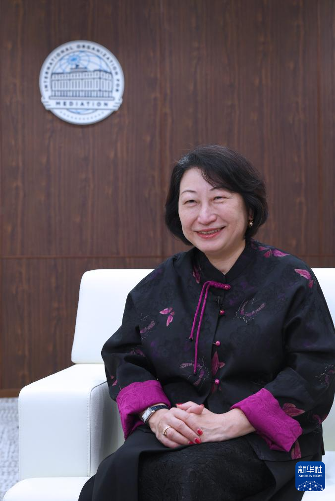 国际调解院首任秘书长郑若骅接受新华社记者专访（10月24日摄）。新华社记者 陈铎 摄