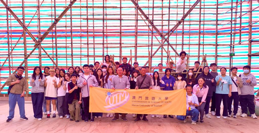 2025年4月14日，澳门青年学生参与搭棚工作坊后合影。新华社发