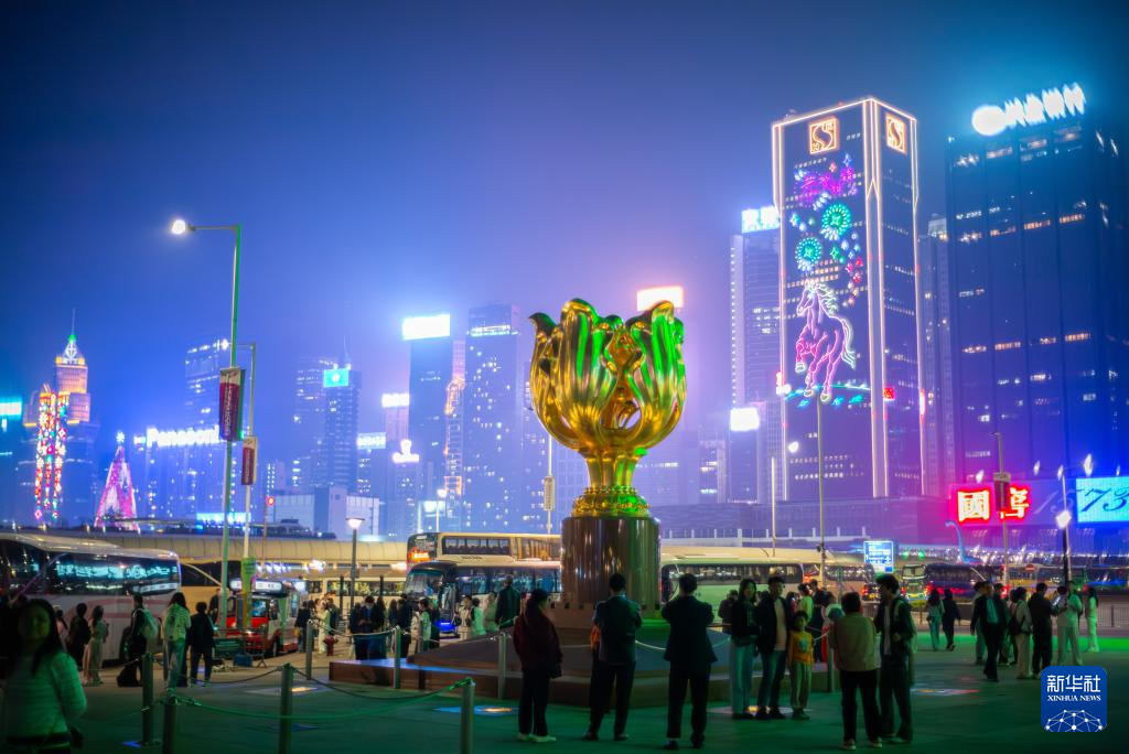 2月20日，游客在香港金紫荆广场游玩。新华社记者 朱炜 摄